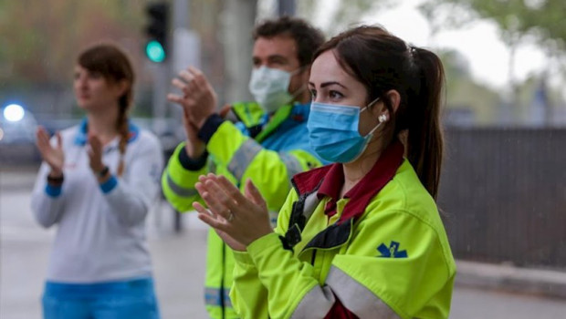 ep sanitarios protegidos aplauden en las inmediaciones de la fundacion jimenez diaz madrid
