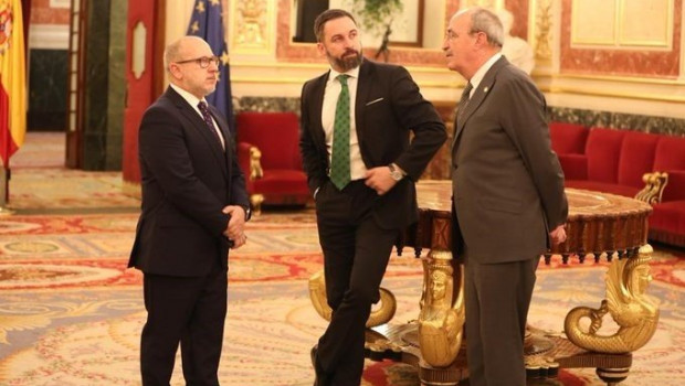 ep santiago abascal con francisco jose alcaraz y dioego salva los diputados de vox con familiares