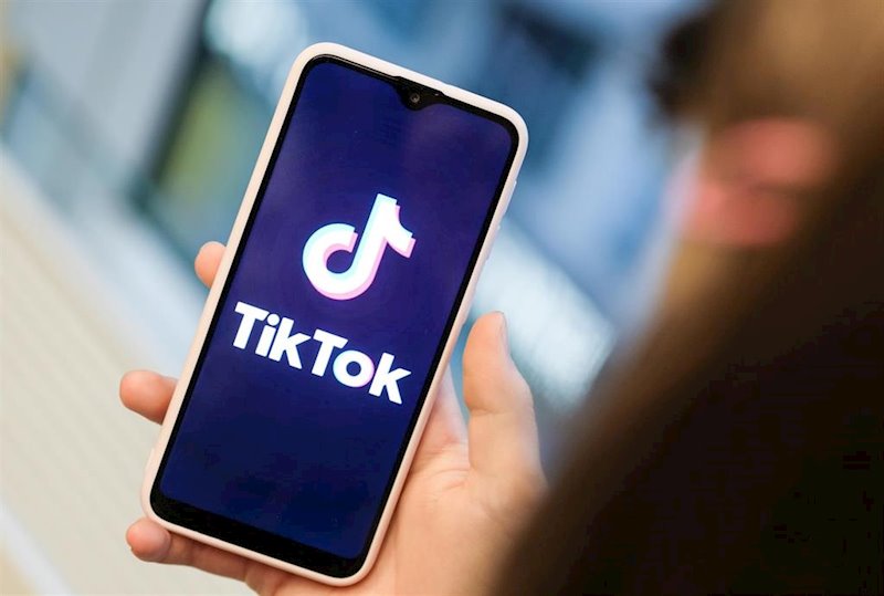 ep smartphone con la app tiktok