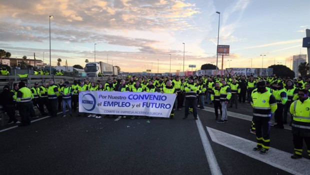 ep trabajadores de acerinox cortando la a 7 en los barrios en sus primeros dias de huelga