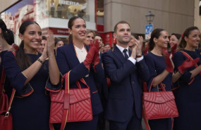 ep un centenar de tripulantes de iberia se reunen en la gran via de madrid para celebrar el dia