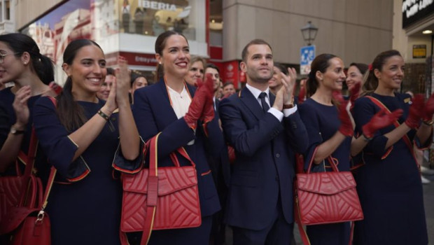 ep un centenar de tripulantes de iberia se reunen en la gran via de madrid para celebrar el dia