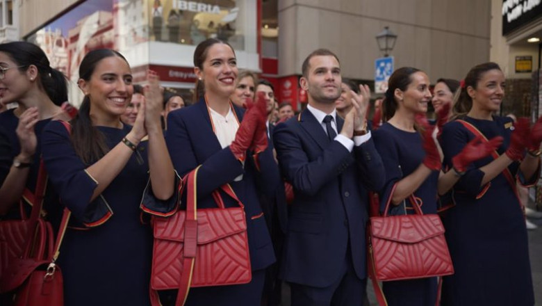 ep un centenar de tripulantes de iberia se reunen en la gran via de madrid para celebrar el dia