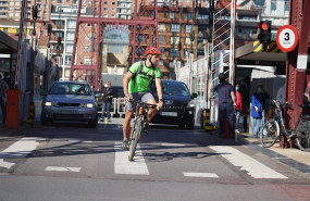 ep un ciclista y dos coches cruzan el puente de vizcaya tambien conocido como puente bizkaia que une