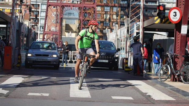 ep un ciclista y dos coches cruzan el puente de vizcaya tambien conocido como puente bizkaia que une