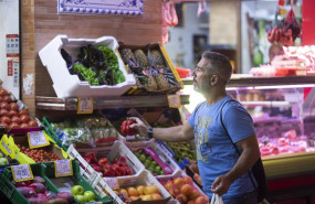 ep un hombre comprando en un mercado