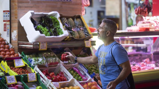 ep un hombre comprando en un mercado