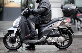 ep un motorista se protege del frio en madrid imagen de archivo