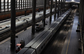 ep un tren en la estacion de madrid puerta de atocha almudena grandes