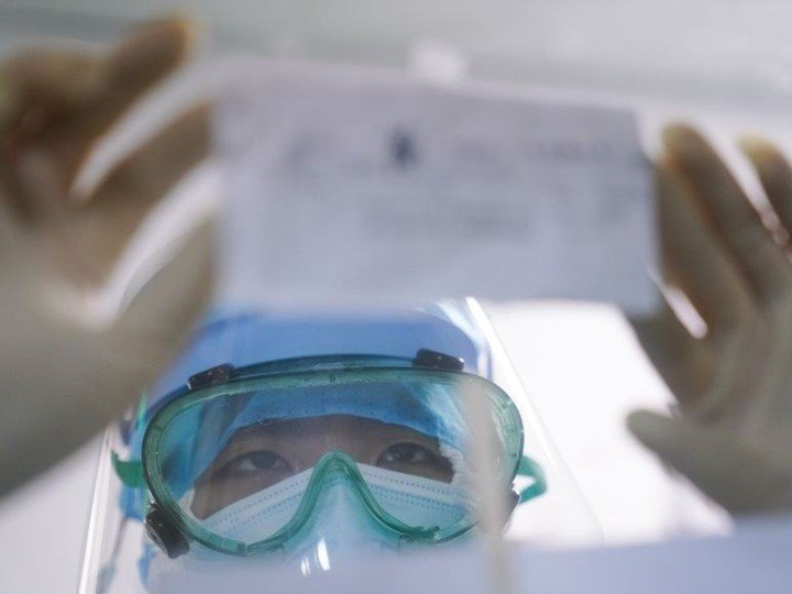 ep una enfermera revisa la lista de tratamiento de un paciente pegada en la ventana del hospital ep una enfermera revisa la lista de tratamiento de un paciente pegada en la ventana del hospital