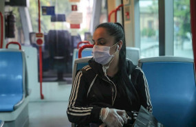 ep una mujer con mascarilla en el metro-centro el dia en el que se reactiva la actividad laboral no