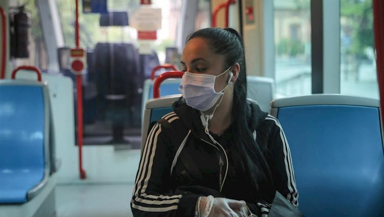 ep una mujer con mascarilla en el metro-centro el dia en el que se reactiva la actividad laboral no