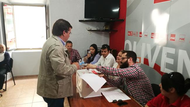 Vara vota en Olivenza en las primarias del partido | PSOE ep vara votaolivenzalas primariaspartido