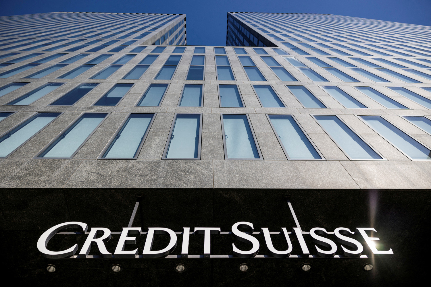 logo credit suisse sur un immeuble a zurich 