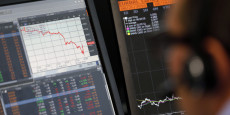 un trader est asis pres d un ecran qui affiche l indice du cac 40 20240221181411 un trader est asis pres d un ecran qui affiche l indice du cac 40 20240221181411