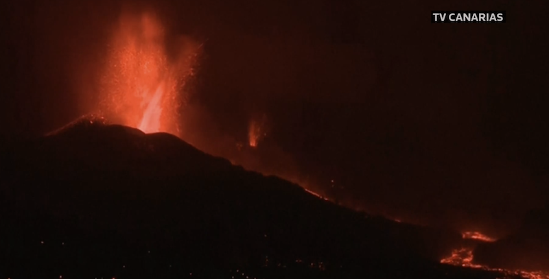 Emerge una nueva boca del volcán en La Palma