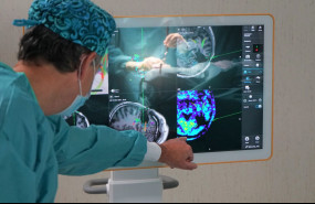 1638267886 neurocirujano planificando con neuronavegador 