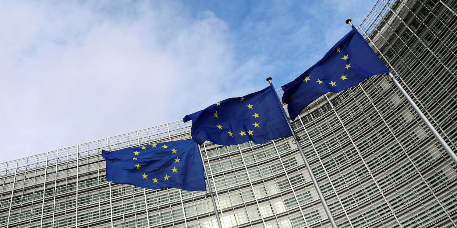 des drapeaux de l ue flottent devant la commission europeenne a bruxelles 20231213114723 