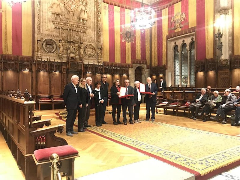 ep ada colau en la entrega del premio alfonso comin a antonio marti pallin y javier perez royo