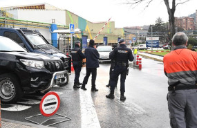 ep agentes de la policia nacional a las afueras de la sede de sidenor