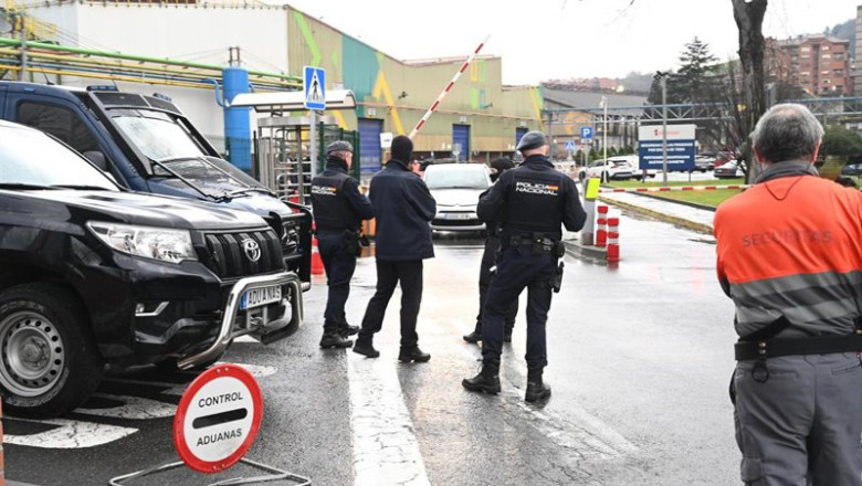 Agentes de la Policía Nacional a las afueras de la sede de Sidenor | David de Haro - Europa Press ep agentes de la policia nacional a las afueras de la sede de sidenor