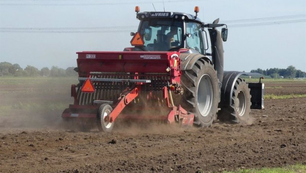 ep agricultor en su tractor en el campo