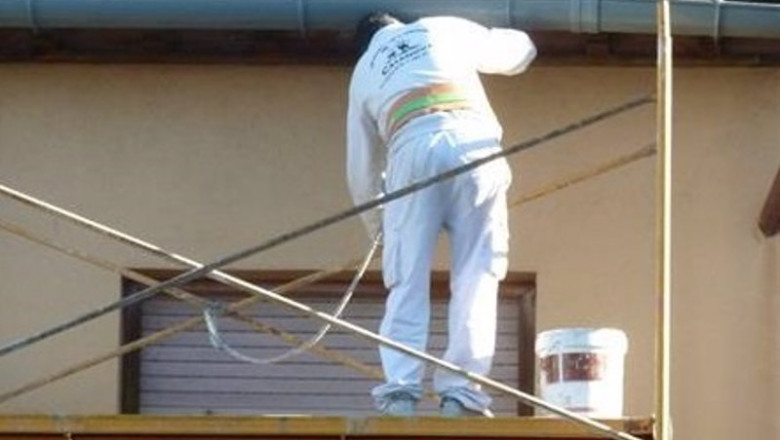 ep archivo   albanil trabajando en una casa