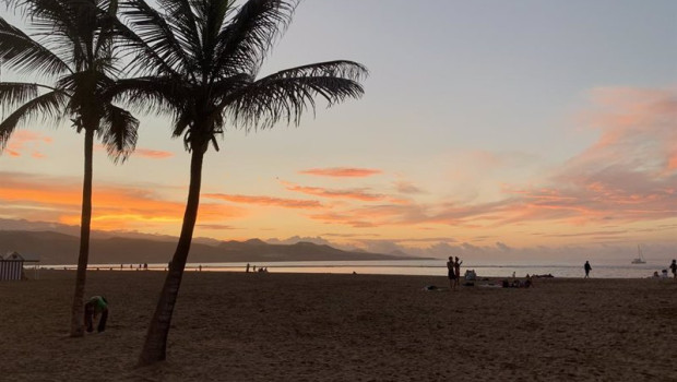 ep archivo   atardecer en la playa de las canteras en las palmas de gran canaria