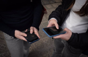 ep archivo   dos personas usan el telefono movil a 1 de febrero de 2024 en barcelona catalunya