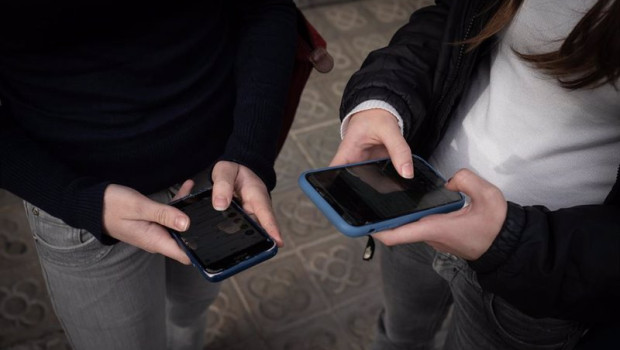 ep archivo dos personas usan el telefono movil a 1 de febrero de 2024 en barcelona catalunya ep archivo dos personas usan el telefono movil a 1 de febrero de 2024 en barcelona catalunya