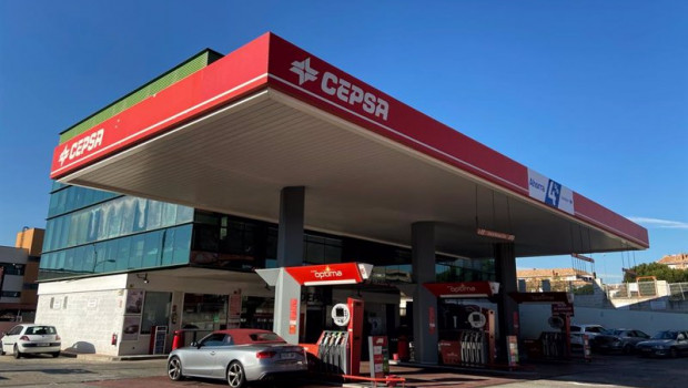 ep archivo   gasolinera cepsa desde el exterior donde pueden verse algunos vehiculos repostando