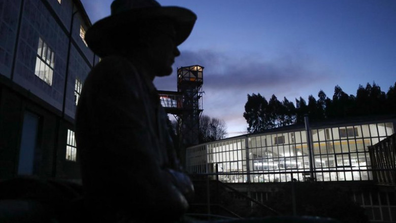 Archivo - Los trabajadores vuelven a sus puestos en la fábrica de Sargadelos, a 3 de diciembre de 2025, en Cervo, Lugo, Galicia (España). La fábrica de Sargadelos reabre cinco días después de que el propietario, Segismundo García, decidiese parar la produ | Carlos Castro - Europa Press - Archivo ep archivo los trabajadores vuelven a sus puestos en la fabrica de sargadelos a 3 de diciembre de