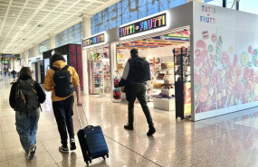 ep archivo   tienda de tutti frutti en el aeropuerto de barcelona el prat