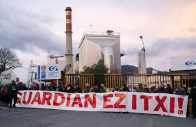 ep archivo   trabajadores con una pancarta durante una concentracion celebrada en 2025 contra el