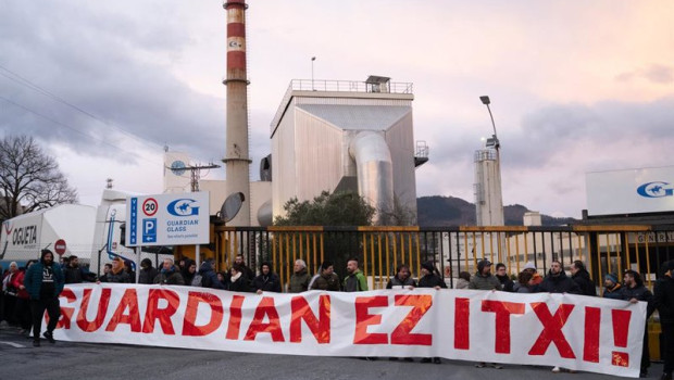 ep archivo   trabajadores con una pancarta durante una concentracion celebrada en 2025 contra el