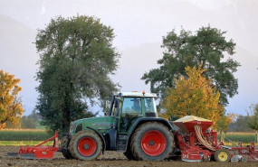 ep archivo   tractor en el campo 20260415123904