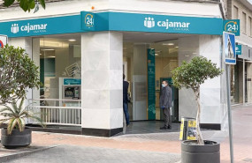 ep archivo   un cliente entra en una oficina de cajamar en motril durante el estado de alarma por el