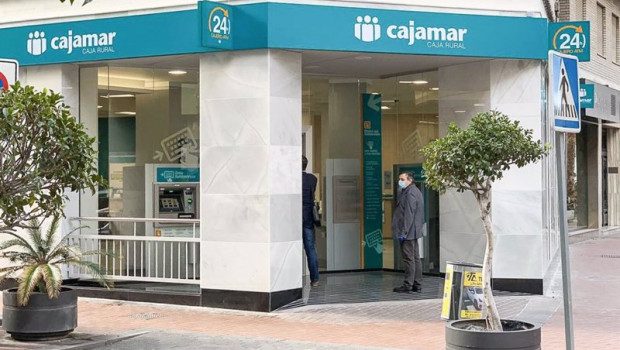 ep archivo   un cliente entra en una oficina de cajamar en motril durante el estado de alarma por el