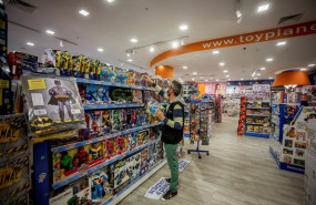 ep archivo   un empleado coloca juguetes de un pasillo de su una tienda de juguetes de la empresa