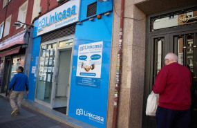 ep archivo un hombre pasa por una inmobiliaria a 13 de abril de 2024 en madrid espana ep archivo un hombre pasa por una inmobiliaria a 13 de abril de 2024 en madrid espana