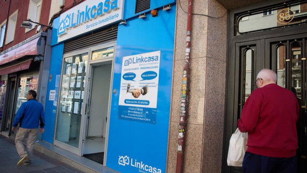 ep archivo   un hombre pasa por una inmobiliaria a 13 de abril de 2024 en madrid espana