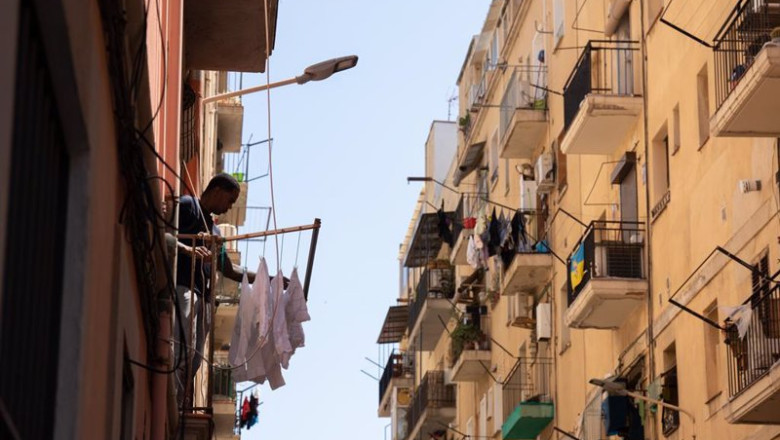 ep archivo un hombre tendiendo en su casa a 17 de mayo de 2023 en barcelona cataluna espana ep archivo un hombre tendiendo en su casa a 17 de mayo de 2023 en barcelona cataluna espana