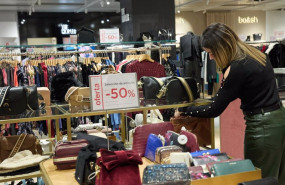 ep archivo   una mujer observa un bolso