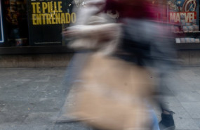 ep archivo   una persona con una bolsa en plena campana de black friday