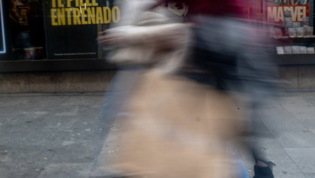 ep archivo   una persona con una bolsa en plena campana de black friday