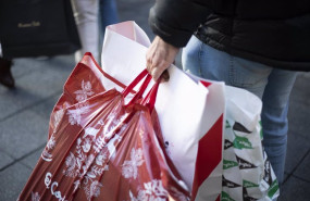 ep archivo   varias personas con bolsas de la compra en una calle centrica a 04 de enero de 2023 en