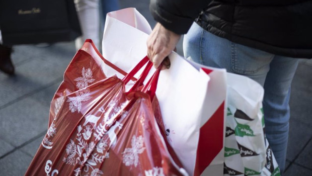 ep archivo   varias personas con bolsas de la compra en una calle centrica a 04 de enero de 2023 en