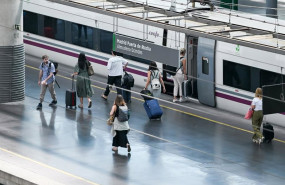 ep archivo   varias personas en un anden de la estacion de madrid puerta de atocha   almudena