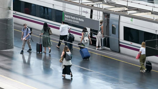 ep archivo varias personas en un anden de la estacion de madrid puerta de atocha almudena ep archivo varias personas en un anden de la estacion de madrid puerta de atocha almudena
