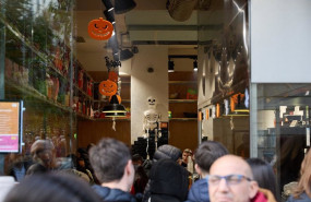 ep archivo   varias personas observan el interior de una tienda en madrid por halloween